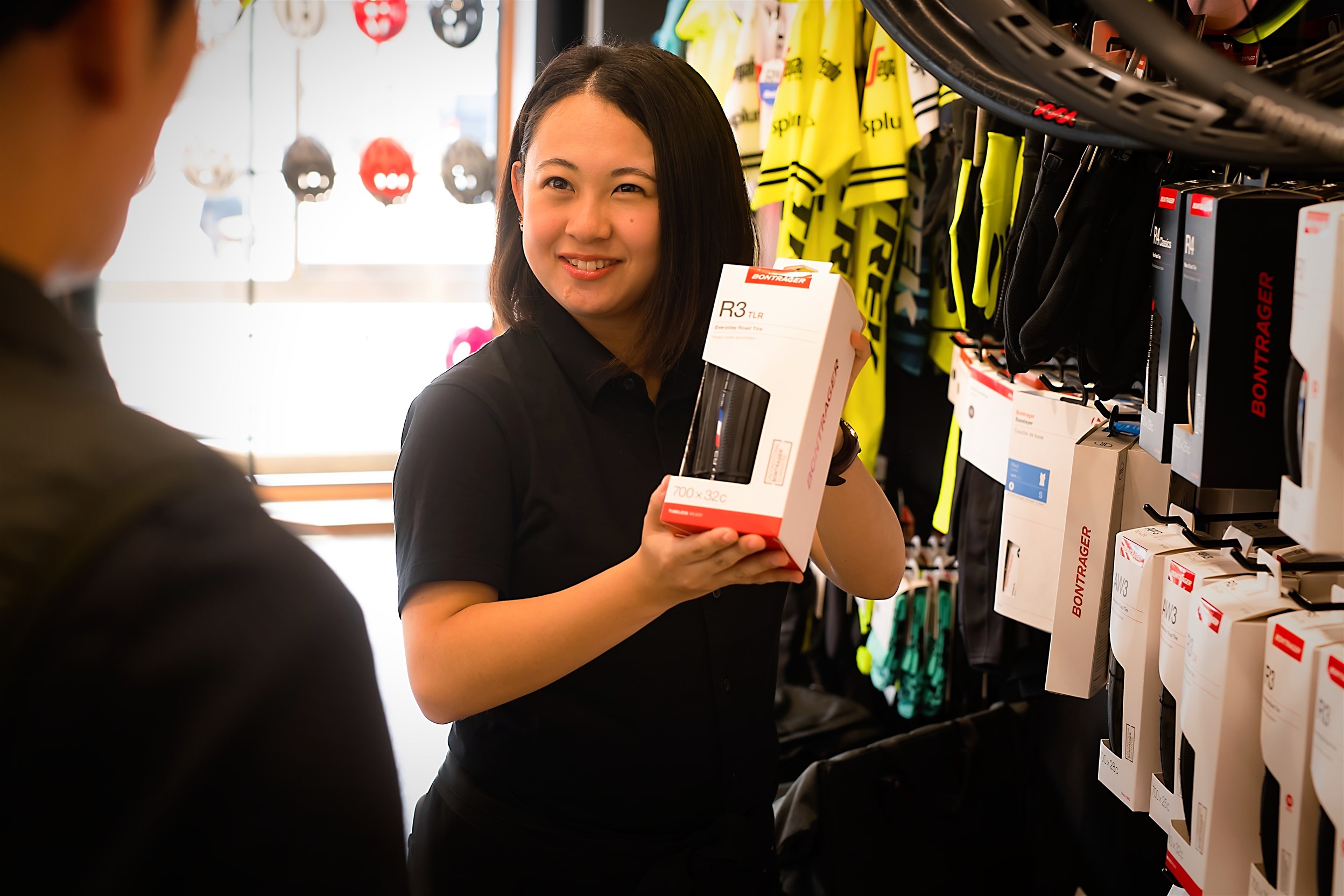 接客中の女性スタッフ